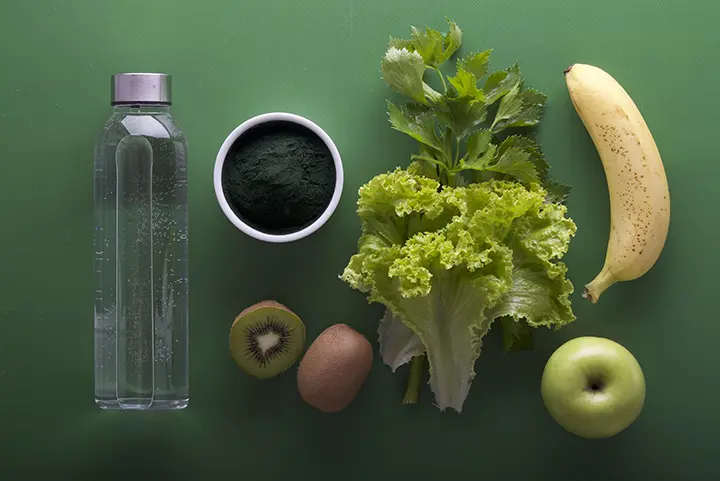 Auswahl gesunder Lebensmittel mit Wasser, grünem Gemüse, Obst und Superfood als Symbol für Longevity und nachhaltige Gesundheit